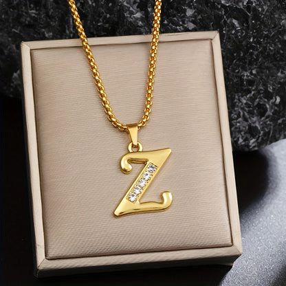 Halskette mit Initial-Anhänger und Kristall-Akzent | Gold