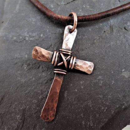 Kunsthandwerkliche Kreuz-Halskette aus Kupfer