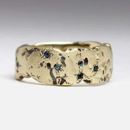 Antiker, geschmiedeter Goldring mit blauem Kristall-Inlay | Gold