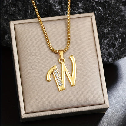 Halskette mit Initial-Anhänger und Kristall-Akzent | Gold
