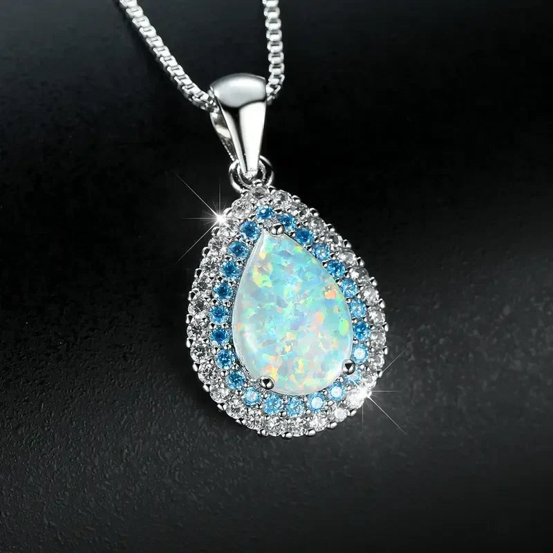 Elegante blaue Opal-Tropfen-Halskette mit Glitzersteinen | Weißgold
